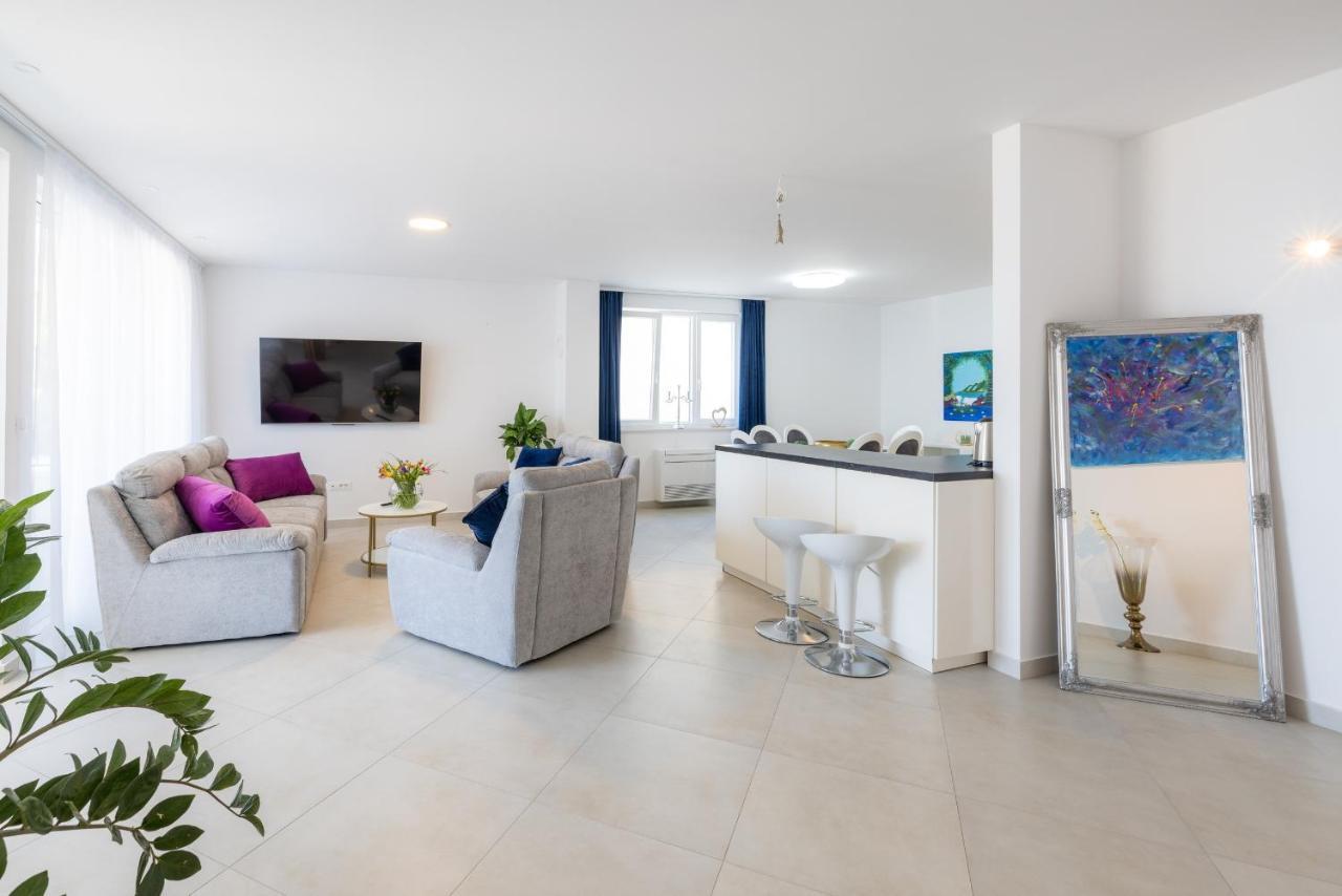 Villa Smaragd - Lapis - Luxury Apartment With Shared Pool Makarska Kültér fotó