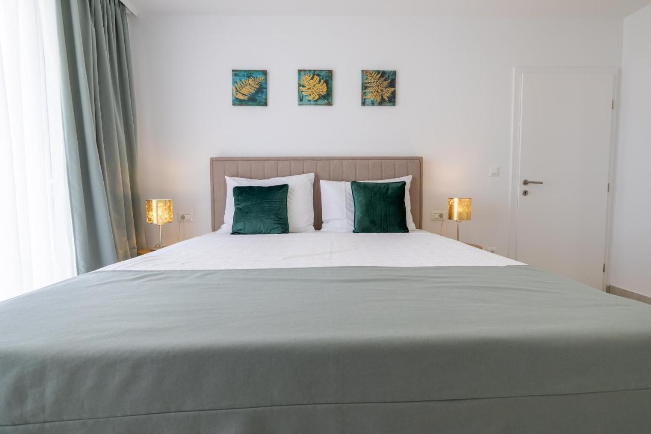 Villa Smaragd - Lapis - Luxury Apartment With Shared Pool Makarska Kültér fotó
